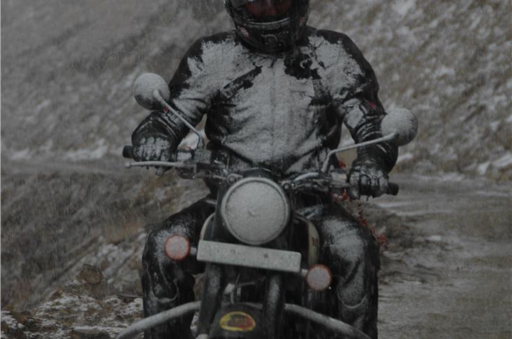 Five kilometers before the top of Sach pass, it started snowing heavily
